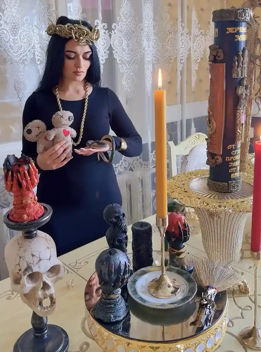 Таролог раскладывает карты